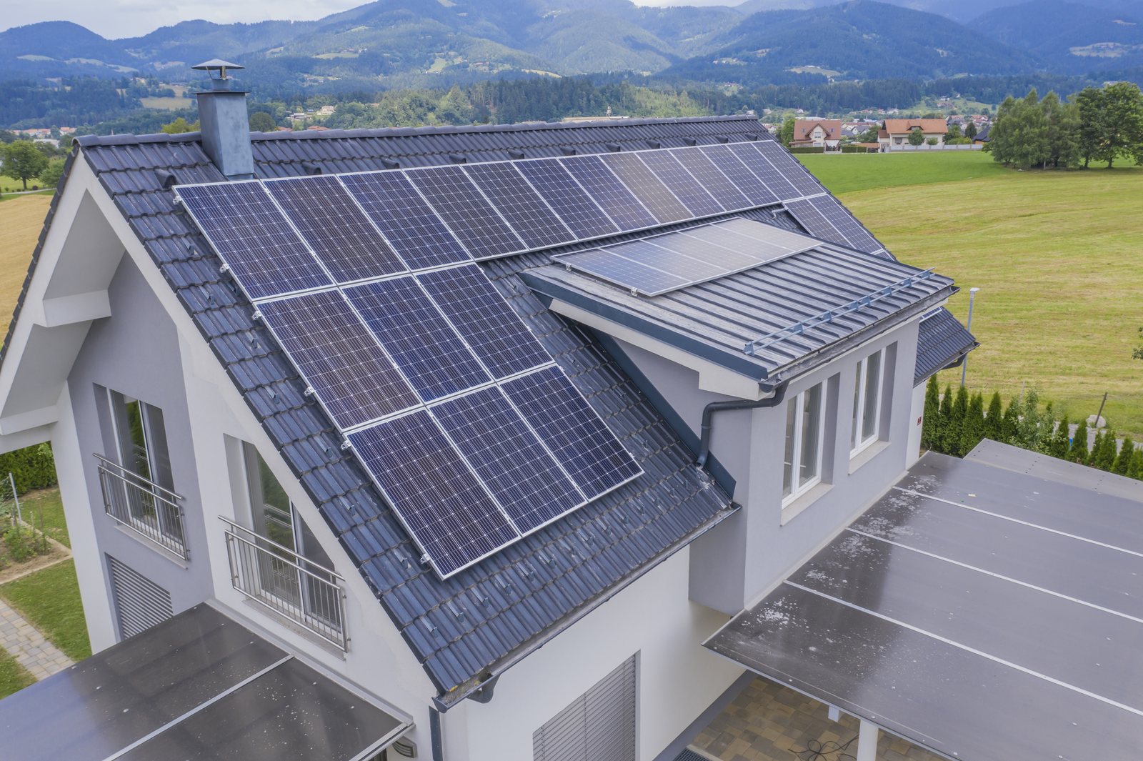 Placas solares en el tejado de una vivienda de Mataró